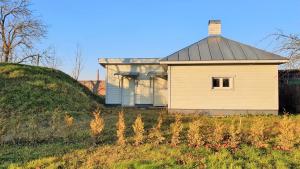 ein Haus auf einem Grashügel in der Unterkunft Tapa Sauna House in Tapa