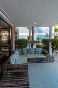- un canapé installé sur une terrasse dans un bâtiment dans l'établissement Aquaville Apart Hotel, à Porto Seguro