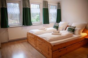 A bed or beds in a room at Waldhaus Wolfsbachmühle