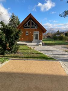 a house with a pathway in front of it at Ferienhaus im Obstgarten in Darlingerode