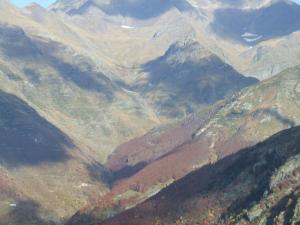 - une vue aérienne sur une vallée montagneuse avec des montagnes dans l'établissement VU DU TOIT, à Luz-Saint-Sauveur