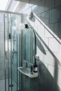 Ένα μπάνιο στο Les Chouettes Hostel +40 φωτογραφίες