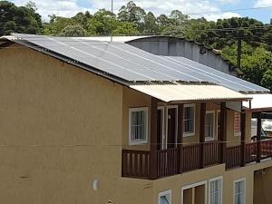 um edifício com painéis solares no telhado em ALUGUEL POR TEMPORADA JCL 2 em Gramado