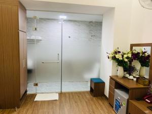 un bagno con doccia con porta in vetro di Duc Long Hotel a Hanoi