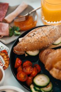 um prato de comida com pão e vegetais numa mesa em The Yard hotel Zuidkade em Veghel