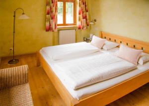 Ein Bett oder Betten in einem Zimmer der Unterkunft Landhotel & Weingut Espenhof