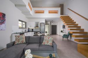 sala de estar con sofá y escalera en Villa Jarko en La Canea