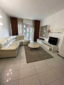 - un salon avec un canapé et une télévision dans l'établissement Affitti brevi Caterina, à Seriate