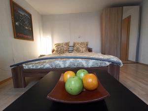 a bedroom with a bed with a tray of fruit on a table at Zwischen Bauhaus und Park Georgium in Dessau