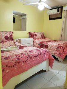 Una cama o camas en una habitación de Hotel Victoriano