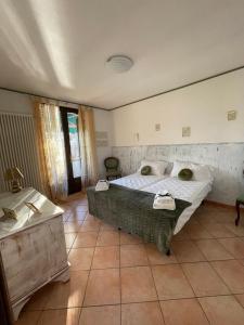 a bedroom with two beds in a room at Mezzanetti in Quassolo