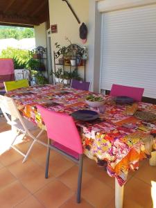 una mesa con un colorido mantel encima en Fan 36B, en La Roche-de-Glun