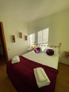 ein Schlafzimmer mit einem großen Bett, auf dem Handtücher liegen in der Unterkunft B&B Viridian in Quassolo + 10 Fotos