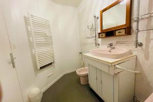 biała łazienka z umywalką i toaletą w obiekcie Apartment In Socoa 4 Minutes From The Beach w mieście Ciboure