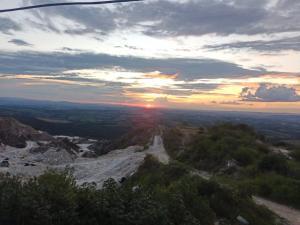 un tramonto sulla cima di una montagna di Casa Pôr do Sol a São Thomé das Letras