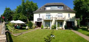 赫內的住宿－Pension-Sendis，一座大型白色房子,设有大院子