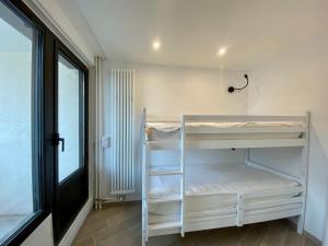 ヴァル・トランスにあるHaut de Chaviereの窓付きの客室の白い二段ベッド1台分です。