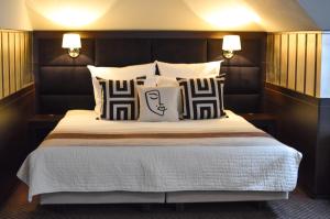 Łóżko lub łóżka w pokoju w obiekcie Hotel Luxor