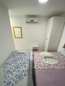 zwei Betten nebeneinander in einem Zimmer in der Unterkunft PRAIA RESIDENCE Rua Cajueiro in Ipojuca + 5 Fotos