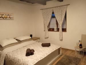 A bed or beds in a room at Kiscsermely Vendégház