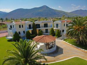 een luchtzicht op een huis met een tuinhuisje bij PALMAR CLUB - Villa EMMANUELA in Marathón