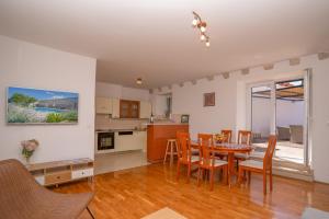 - une cuisine et une salle à manger avec une table et des chaises dans l'établissement Villa Luic, à Čilipi