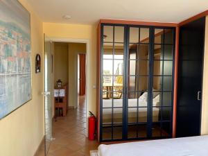 Una habitación con un dormitorio con una cama y un espejo. en ZEEPAREL Duplex loft, en Blankenberge