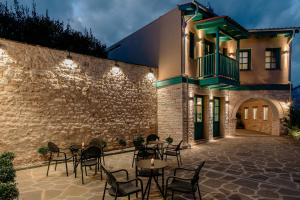 un patio con mesas y sillas frente a un edificio en CASTRELLO Old Town Hospitality, en Ioannina