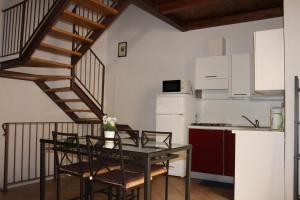フィレンツェにあるAppartamenti Ricasoli51のキッチン、ダイニングルーム(テーブル、椅子付)