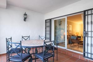 een eetkamer met een tafel en stoelen bij Beach Side 2 Bedroom apartment in La Gavia San Pedro in Marbella