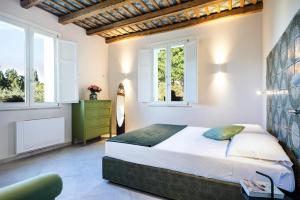 sypialnia z dużym łóżkiem i dwoma oknami w obiekcie Villa Angelina - charming rooms & apartments w Trapani +37 zdjęć