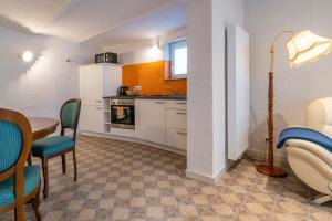 eine Küche mit Tisch und Stühlen und ein Esszimmer in der Unterkunft Schusters Haus in Boppard + 15 Fotos