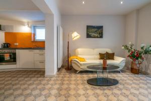 ein Wohnzimmer mit einer Couch und einem Tisch in der Unterkunft Schusters Haus in Boppard