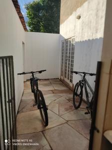Deux vélos sont garés à côté d'un mur. dans l'établissement Casa Neris, à Pirenópolis