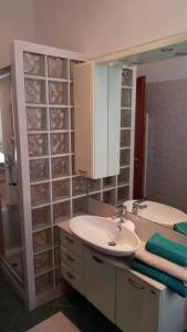 een badkamer met een wastafel en een spiegel bij La casa di Ester in Lavagna