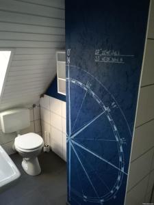 ネスマージールにあるFEWO "KIRA" Neßmersielの青い壁のバスルーム(トイレ付)
