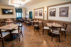 une salle à manger avec des tables et des chaises en bois dans l'établissement Penzion ELUX, à Břeclav