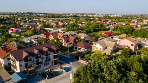 una vista aérea de un suburbio residencial en Casa Familia Vladoi, en Murfatlar