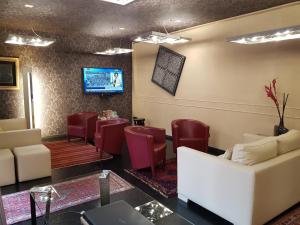 Televízia a/alebo spoločenská miestnosť v ubytovaní Hotel Lancaster