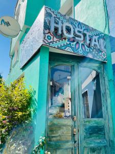un edificio azul con una señal sobre una puerta en Hostal Makea Pachuca en Pachuca de Soto