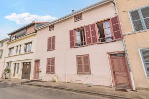 un bâtiment blanc avec volets rouges dans une rue dans l'établissement Plancy Beds Châlons, à Châlons-en-Champagne