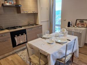 A kitchen or kitchenette at La casetta del nonno