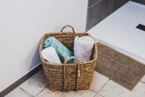 - Cesta con toallas en el suelo del baño en La petite maison du moulin de Scoville., en Hamois 11 fotos más