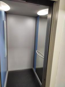 una camera con porta scorrevole in vetro di Sophia Central Studio a Iaşi