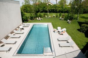 uma vista sobre uma piscina com espreguiçadeiras e uma piscina em Residenz Velich em Apetlon