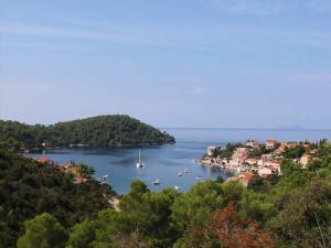 - Vistas a una bahía con barcos en el agua en Apartment Žarko, en Brna