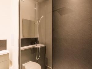 La salle de bains est pourvue d'une douche, de toilettes et d'un lavabo. dans l'établissement Greco's Close, à Dunbar