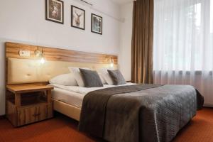 Łóżko lub łóżka w pokoju w obiekcie Hotel Łaziska
