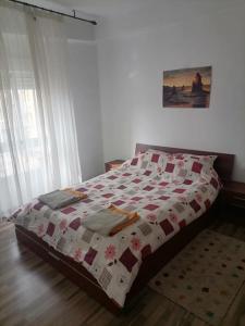Una cama con edredón en un dormitorio en Torrenostra Apartment en Grao de Castellón