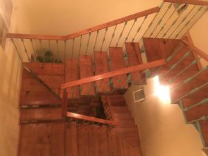 a wooden staircase in a house with a stair case at Hostal Makea Pachuca in Pachuca de Soto